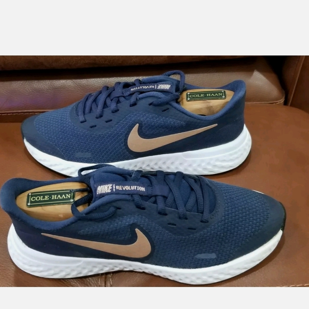 Nike revolution kids size 5y blue running shoes
